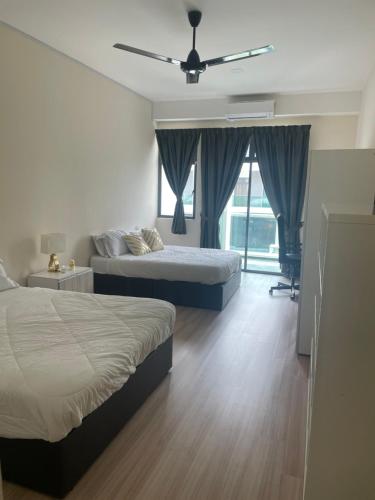 塞贝维New - Villa with Private Pool & Jacuzzi for 20 ppl in Puchong and Cyberjaya的一间卧室配有两张床和吊扇