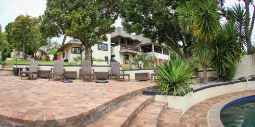 西萨默塞特酒乡别墅宾馆的房屋设有一座带椅子的庭院和一个游泳池