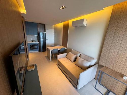 萨尔瓦多Apartamento Salvador BC1309 Pé na Areia Vista Mar Barra Ondina的带沙发的客厅和厨房