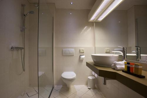 乌登阿劳斯酒店的带淋浴、卫生间和盥洗盆的浴室