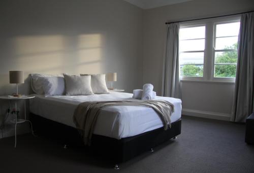 格拉夫顿维多利亚街公寓的一间卧室设有一张大床和窗户