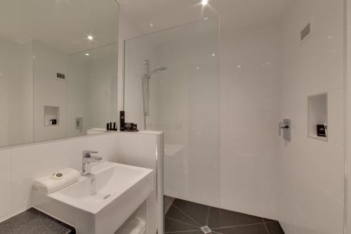 新普利茅斯德文郡历史酒店的白色的浴室设有水槽和淋浴。