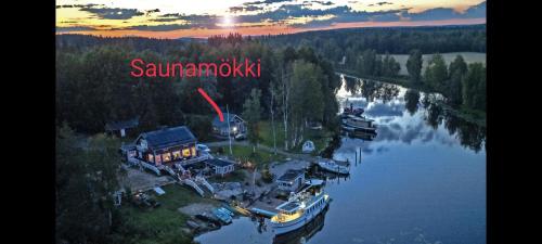 耶姆赛Uusi Saunamökki Jämsässä, lähellä Himosta的湖上岛屿上房屋的空中景观