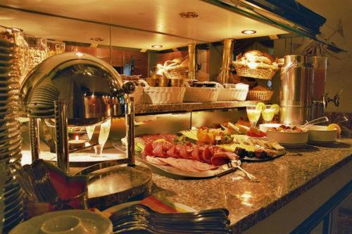 柏林特格尔阿尔特酒店的厨房配有带食物的柜台