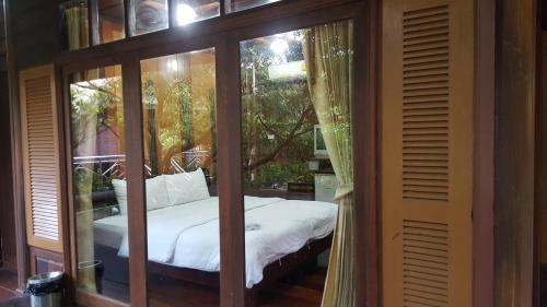 安帕瓦鲁恩麦差科隆度假酒店的一间玻璃房,里面设有一张床