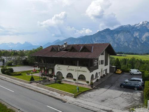 因斯布鲁克Gruberwirt Apartment mit Blick auf die Berge GW 4的山边街道上的建筑