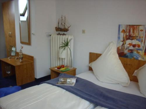 维利希加尼怎特拉尔酒店的一间卧室配有一张带枕头和镜子的床