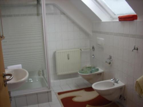 维利希加尼怎特拉尔酒店的浴室配有盥洗盆、卫生间和浴缸。