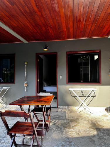 阿布拉奥BLUE DOOR BRASIL的庭院设有一张桌子和椅子,配有木制天花板