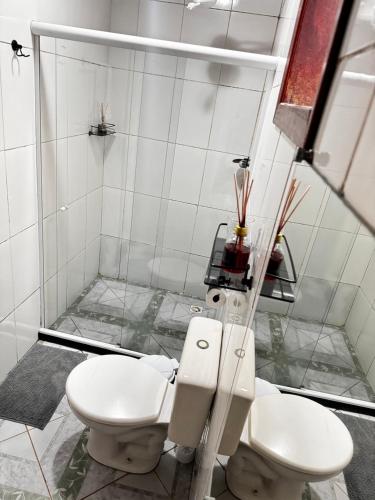 阿布拉奥BLUE DOOR BRASIL的白色的浴室设有卫生间和水槽。