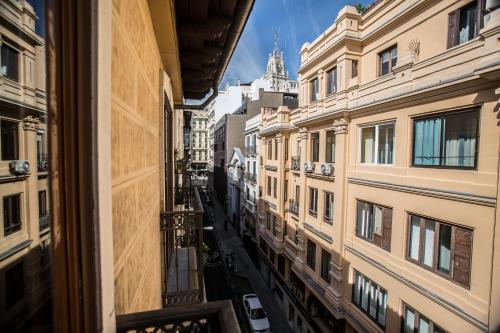 马德里格拉西亚骑士公寓的从窗户可欣赏到城市街道的景色