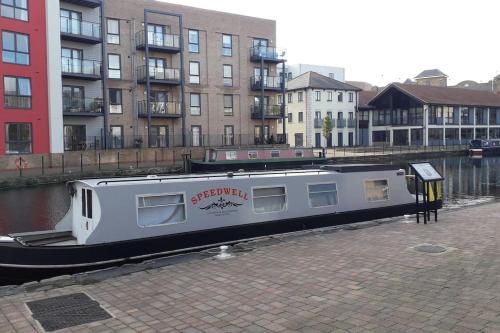 切姆Unique Narrowboat in Town Centre Chelmsford Essex的停泊在运河边的船只