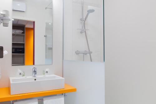 科尔马科尔马会展中心康福特茵酒店的一间带水槽和淋浴的浴室