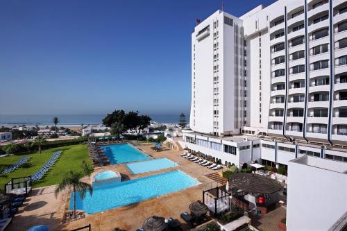 阿加迪尔阿内兹大厦酒店 的享有酒店空中美景,设有游泳池和大楼