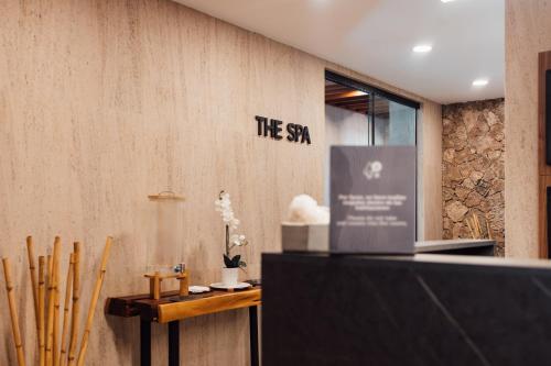 Colchani萨尔露娜萨拉达酒店的墙上有标牌的商店,上面标有Spa