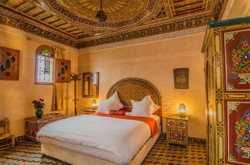 拉巴特里亚德西迪法塔赫酒店的一间卧室设有一张大床和天花板