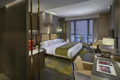 香港香港置地文华东方酒店的一间卧室设有一张床和一间客厅。