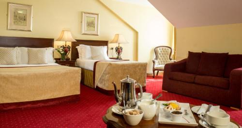 洛赫雷米多克特酒店的酒店客房,设有两张床和一张沙发