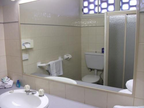 谢珀顿奥弗兰德酒店汽车旅馆 的一间带水槽、卫生间和镜子的浴室