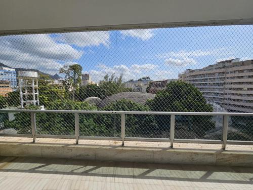 里约热内卢Quarto Aconchegante的阳台享有城市天际线的景致。