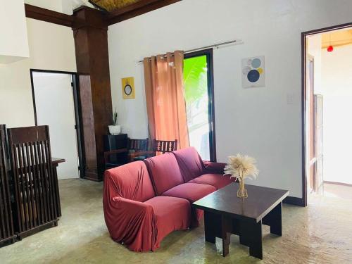 大雅台Kavanah Suites Tagaytay- Villa 2的客厅配有红色的沙发和桌子