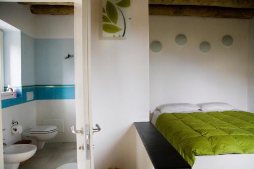Stibiveri穆利尼奥农家乐的一间带绿色床的卧室和一间浴室