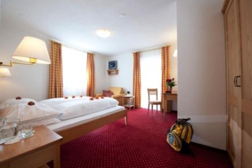 韦尔图尔诺奥贝维特酒店的酒店客房设有一张大床和一张书桌。