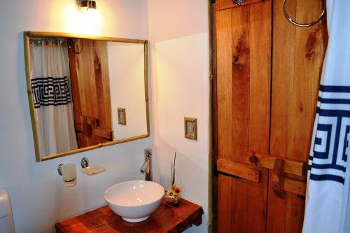德尔迪阿布罗角艾伦德诺斯度假屋的一间带水槽和镜子的浴室
