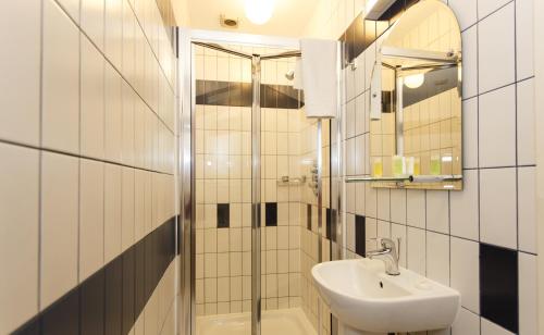伦敦摄政大楼酒店的一间带水槽和淋浴的浴室