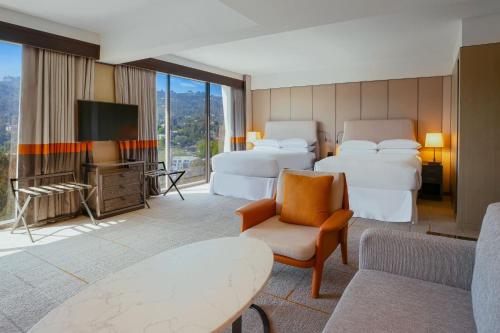 洛杉矶喜来登环球酒店的一间酒店客房,设有两张床和电视