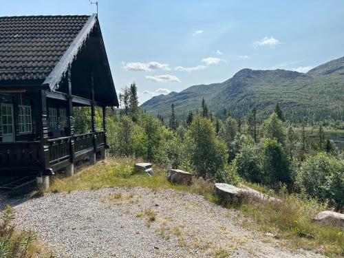 GaustablikkCabin with a great view at Gaustablikk的山丘上的建筑,背景是山脉