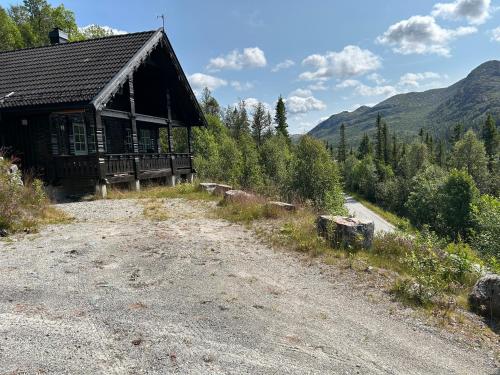 GaustablikkCabin with a great view at Gaustablikk的土路旁的小屋