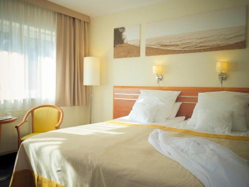 格丁尼亚纳德莫斯基酒店的酒店客房 - 带一张大床和两个枕头