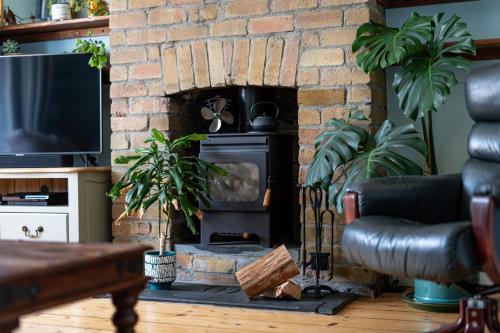 布里斯托Charming Family Home with Stoves and Garden的客厅设有砖砌壁炉及炉灶