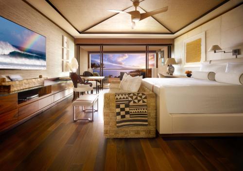 拉奈城拉奈岛四季度假酒店的一间带大床的卧室和一间客厅