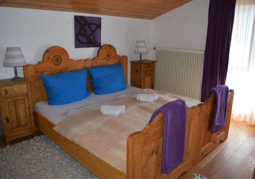 弗拉绍4 Elements Appartmenthaus Monarda的一间卧室配有一张带蓝色枕头的大型木制床。