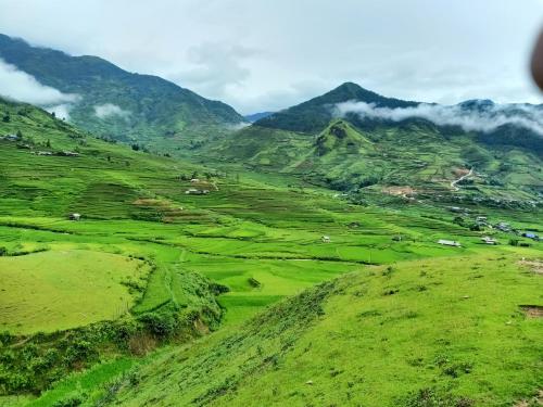 Mù Cang ChảiBlue home的享有绿色山谷和山脉的美景