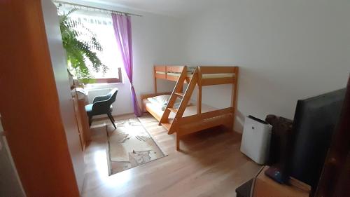 克拉科夫Apartament的客房设有书桌、床和电视。