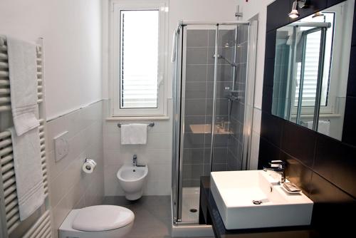 马帝斯兹罗布鲁马尔公寓的浴室配有卫生间、盥洗盆和淋浴。