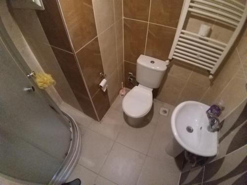 屈塔希亚Kütahya Günlük Kiralık Apart Emlakcim Apart的一间带卫生间和水槽的浴室