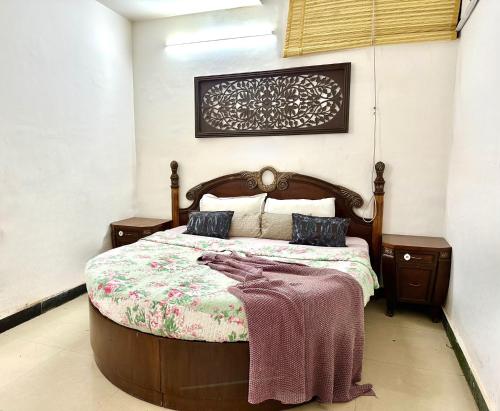 古尔冈17 BHK entire villa best for marriages near Hong Kong bazaar的一间卧室配有一张床铺,床上有毯子