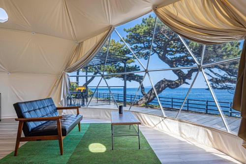 稻取Glamping & Villa La-gom - Vacation STAY 82913v的带帐篷、椅子和桌子的客房