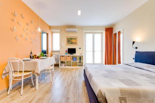 都灵帕奇菲科都灵一室公寓的卧室配有一张床和一张桌子及椅子