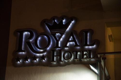 科森扎皇家酒店的加冠的酒店标志