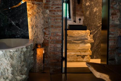 锡比乌World Studio Sibiu的一间设有砖墙和一叠毛巾的房间