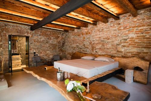 锡比乌World Studio Sibiu的一间卧室设有一张床和砖墙