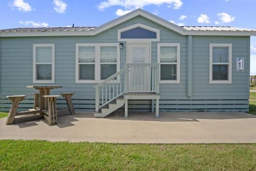 1 Block to Beach -Brand New Modern Tiny Home