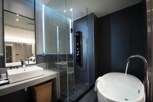大雅威汀城市酒店 的一间带水槽、淋浴和卫生间的浴室