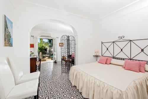 阿纳卡普里加尔迪诺戴尔艺术酒店的一间卧室配有带粉红色枕头的床