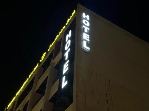 伊尔比德North paradise hotel的建筑物一侧的灯光标志